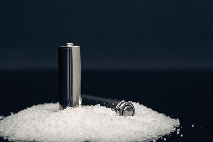 Zwei wiederaufladbare Natrium-Ionen-Batterien auf einem Haufen Salz
