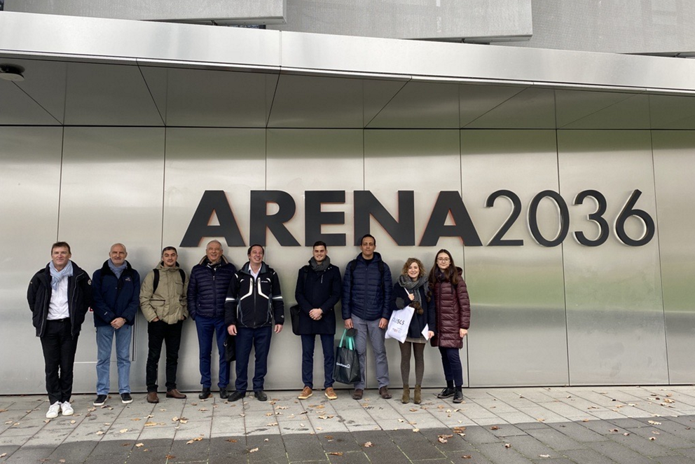 Gruppenfoto des Pole SCS vor der ARENA 2036.