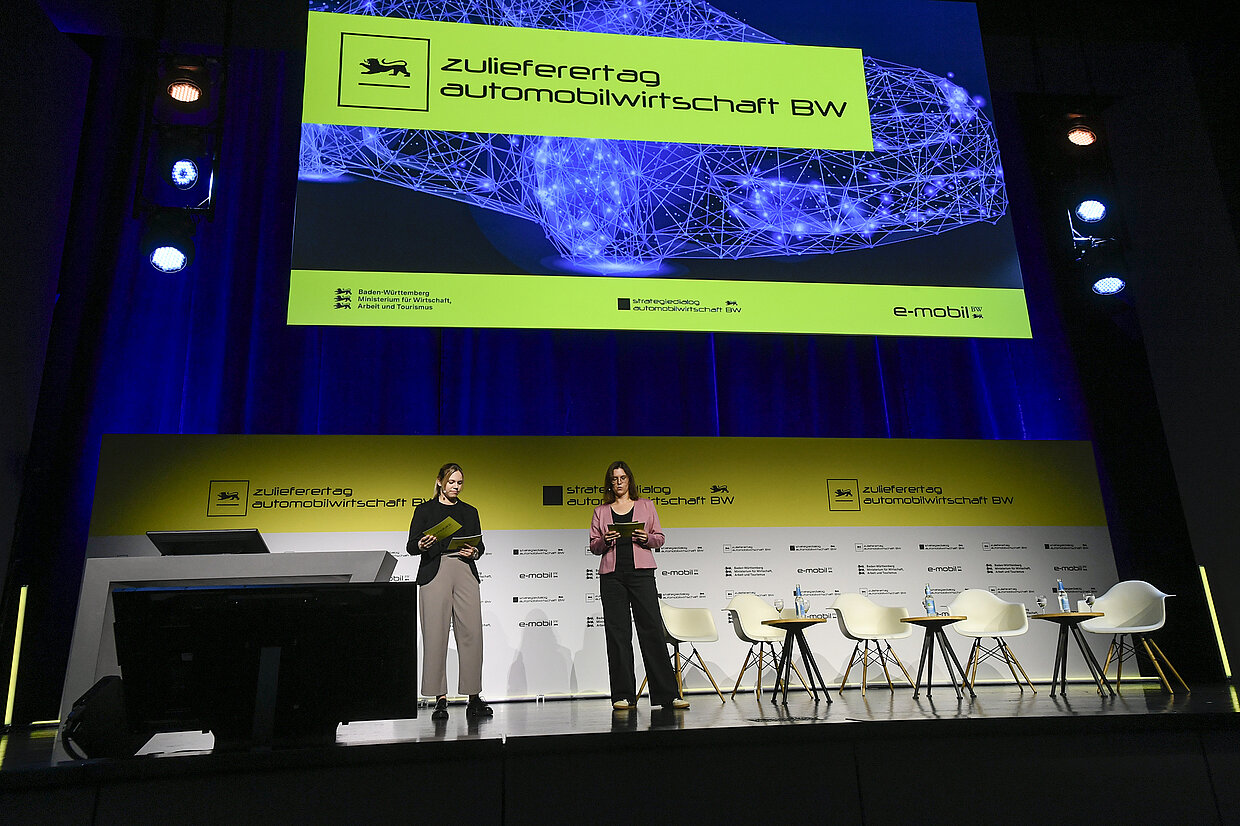 Bild des Zulieferertags 2025 Zwei Personen stehen auf der Bühne des Zulieferertages 2025.