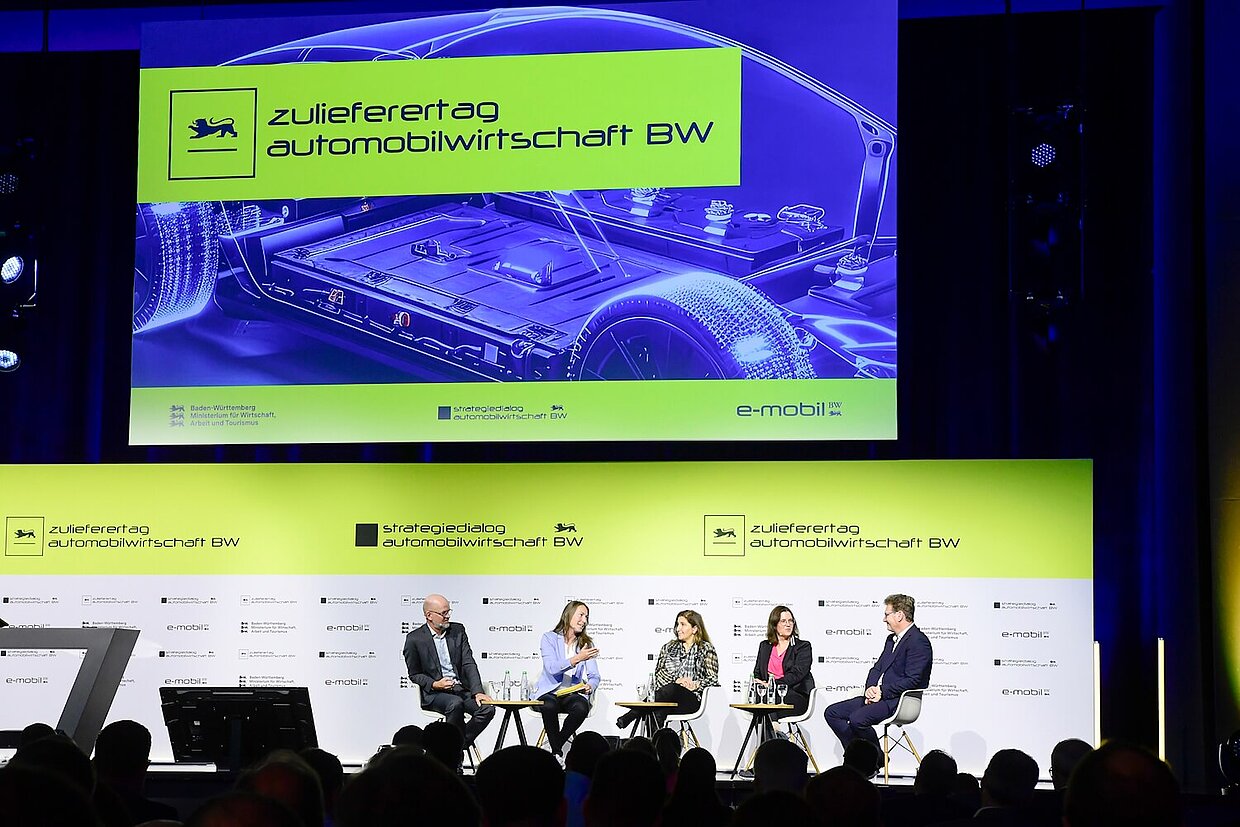 Fünf Personen auf dem Podium des Zulieferertags Automobilwirtschaft BW 2024.