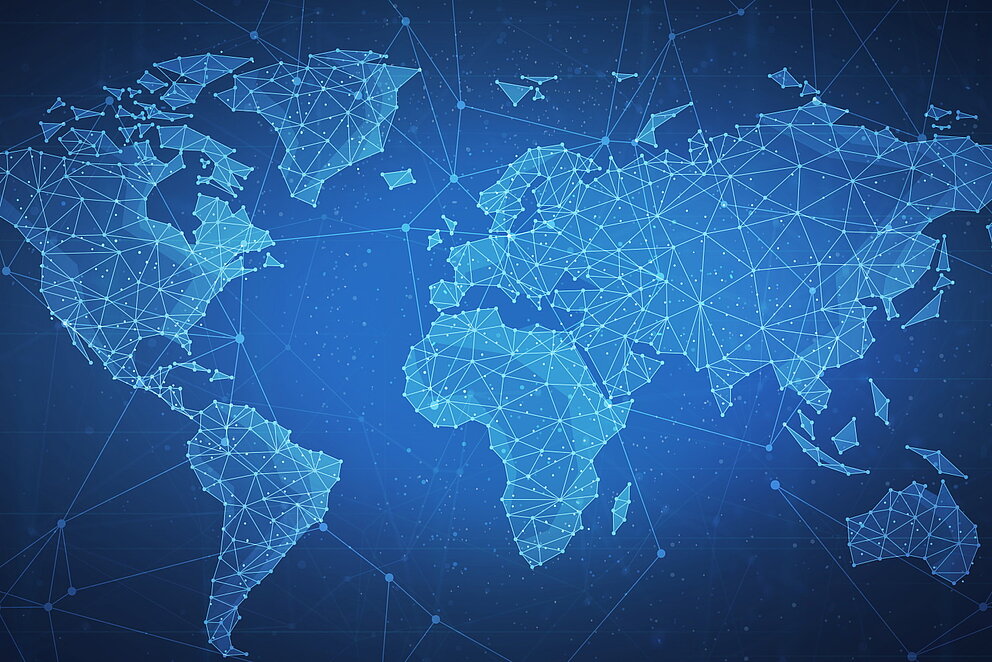 Polygon Weltkarte mit Netzwerkpunkten und Verbindungen auf blauem Hintergrund.