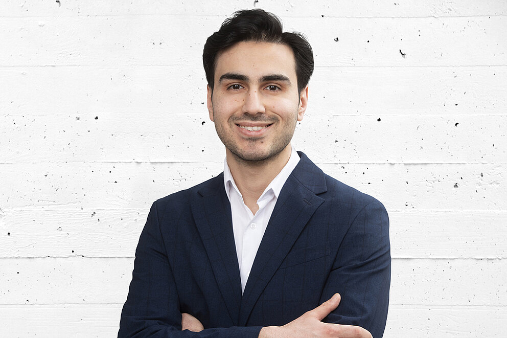 Ein Portrait von Khan Nasserie