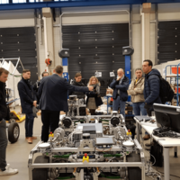 Mitglieder des französischen Clusters Pole SCS bekommen Forschungsaktivitäten am KIT Campus Ost vorgestellt.