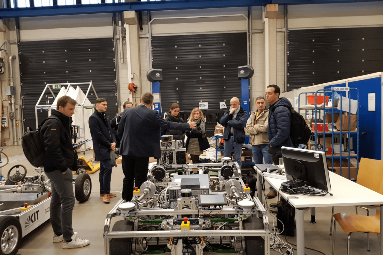 Mitglieder des französischen Clusters Pole SCS bekommen Forschungsaktivitäten am KIT Campus Ost vorgestellt.
