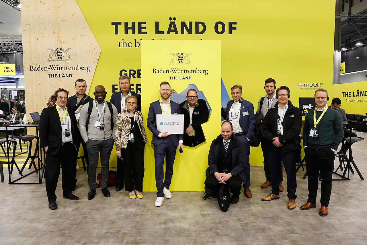 Gruppenfoto mit den Teilnehmenden am Messerundgang des Clusters Elektromobilität Süd-West auf der Hannover Messe.