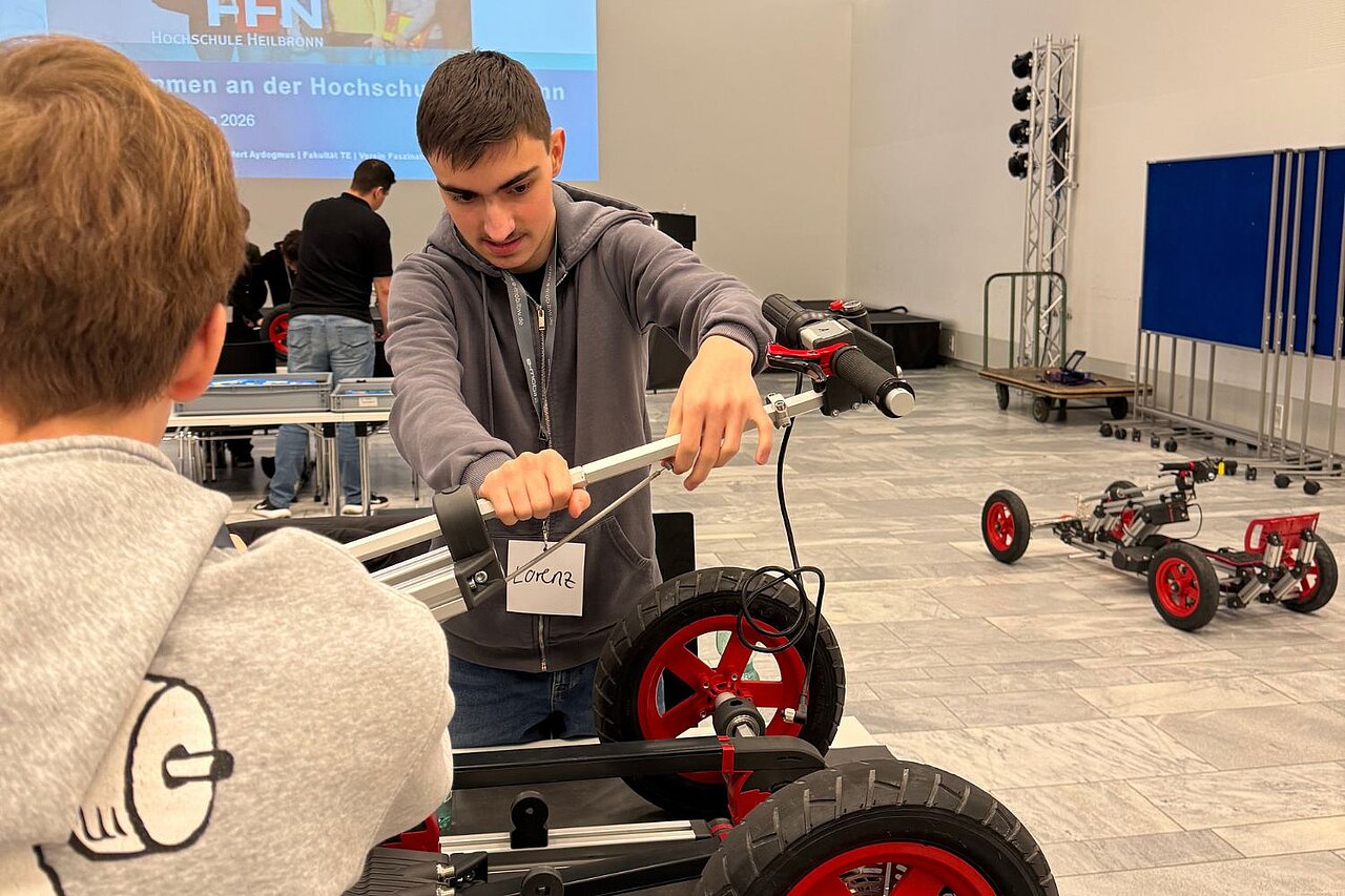 Zwei Jungen bauen ein Elektro-Kart zusammen.