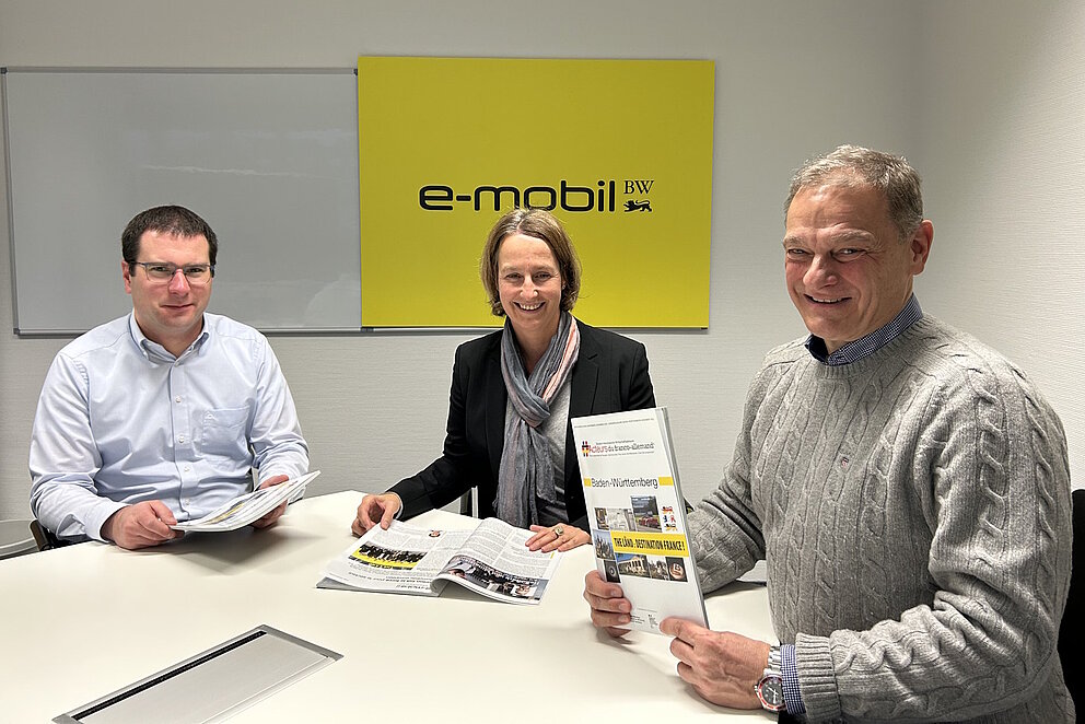 Die drei Mitglieder des Teams Internationalisierung bei der e-mobil BW halten die Sonderausgabe zu Baden-Württemberg der Publikation "Acteurs du franco-allemand" in den Händen