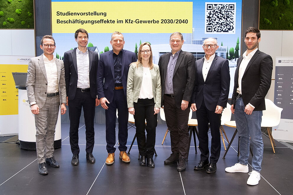 Gruppenfoto der Referenten Prof. Dr. Benedikt Maier (Institut für Automobilwirtschaft IfA), Dr. Florian Herrmann (Fraunhofer-Institut für Arbeitswirtschaft und Organisation IAO), Roman Zitzelsberger (IG Metall Baden-Württemberg), Katja Gicklhorn (e-mobil BW), Franz Loogen (e-mobil BW), Michael Ziegler (Verband des Kraftfahrzeuggewerbes Baden-Württemberg e.V.), Tim Siegel (e-mobil BW)