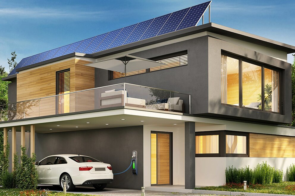Haus mit Solarpanels und E-Auto mit Wallbox