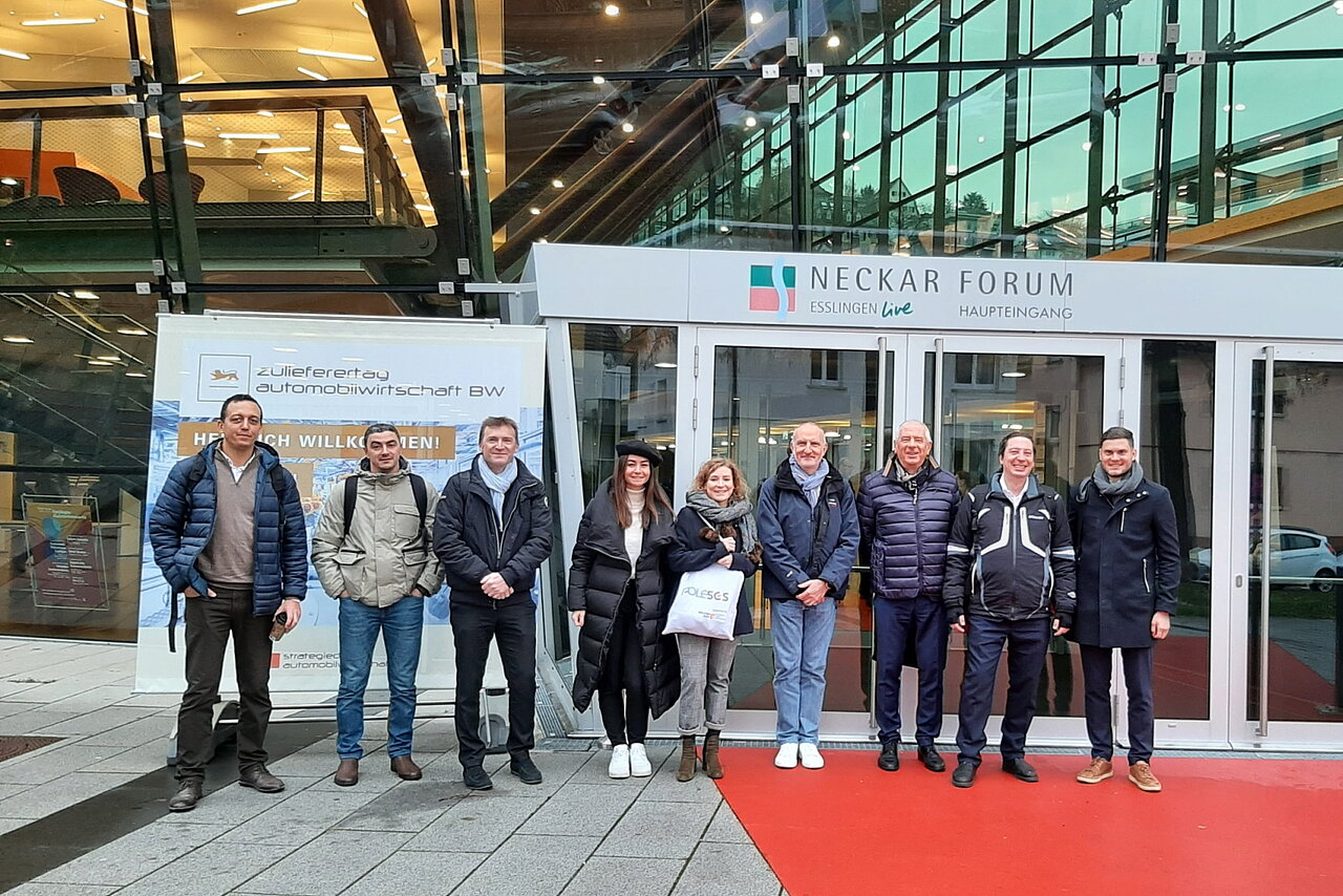 Gruppenfoto der französischen Gäste des Pole SCS vor dem Eingang des Neckar Forum Esslingen.