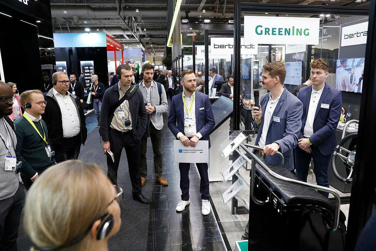 Rundgang über die Messe organisiert vom Cluster Elektromobilität Süd-West mit mehreren Teilnehmer: innen.