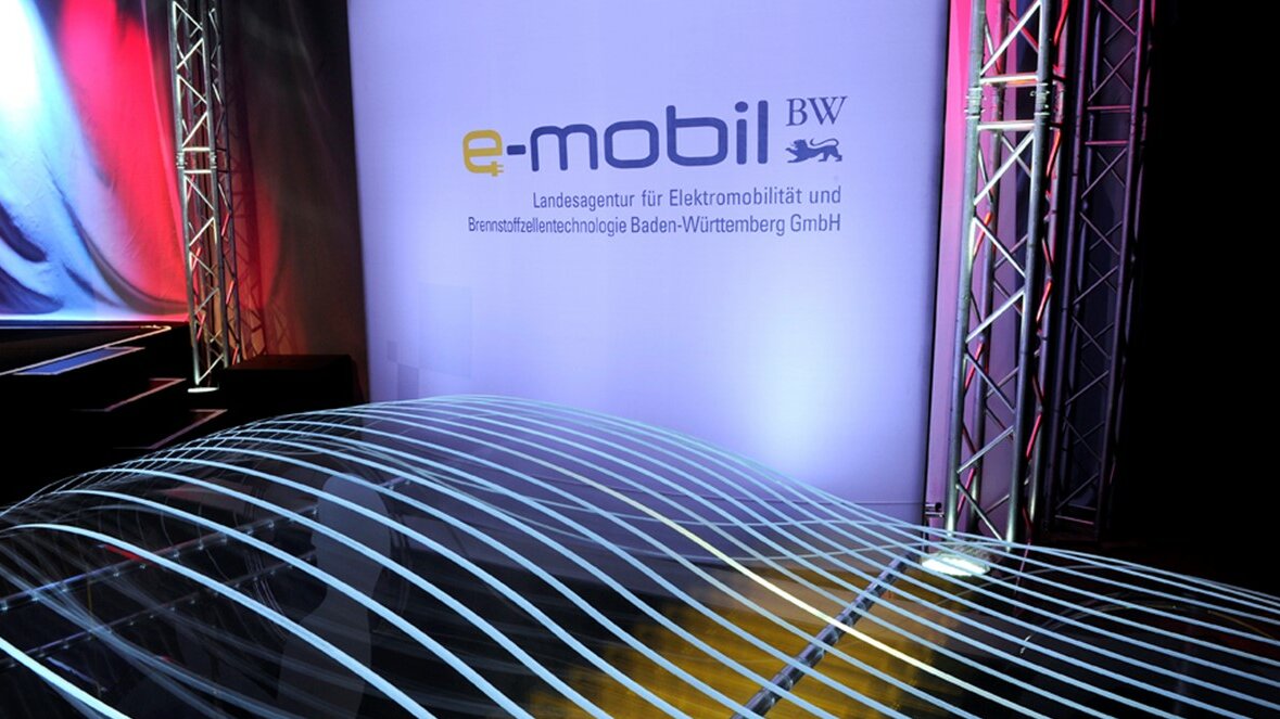 Logo der e-mobil BW auf Messestellwand. 