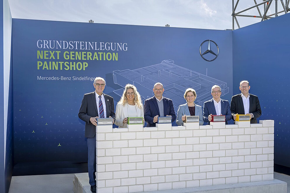 Symbolische Grundsteinlegung für nachhaltigen „Next Generation Paintshop“ am Mercedes-Benz Standort Sindelfingen. v.l.n.r. Roland Bernhard, Landrat des Landkreises Böblingen; Sara Gielen, Leiterin Produktion und Standortverantwortliche Mercedes-Benz Werk Sindelfingen; Dr. Jörg Burzer, Mitglied des Vorstands der Mercedes-Benz Group AG, verantwortlich für Produktion, Qualität & Supply Chain Management; Dr. Nicole Hoffmeister-Kraut, Ministerin für Wirtschaft, Arbeit und Tourismus des Landes Baden-Württemberg; Ergun Lümali, Vorsitzender des Gesamtbetriebsrats der Mercedes-Benz Group AG und Vorsitzender des Betriebsrats des Mercedes-Benz Standorts Sindelfingen; Dr. Bernd Vöhringer, Oberbürgermeister der Stadt Sindelfingen.