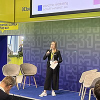 Katja Gicklhorn (e-mobil BW) hält einen Vortrag auf dem Podium.