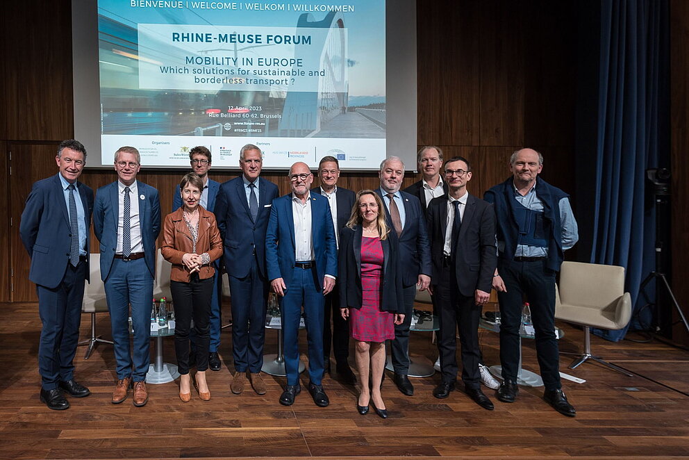 Entscheidungsträger:innen sowie EU-Vertreter:innen beim zweiten Rhein-Maas-Forum in Brüssel.