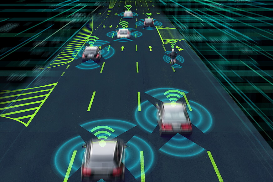 Grafische Darstellung von autonomen und vernetzten Fahrzeugen auf einer Autobahn.