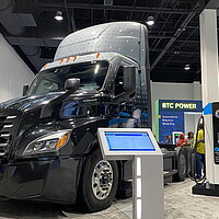 Ein eCascadia Lkw Exponat auf der EVS36 in Sacramento.