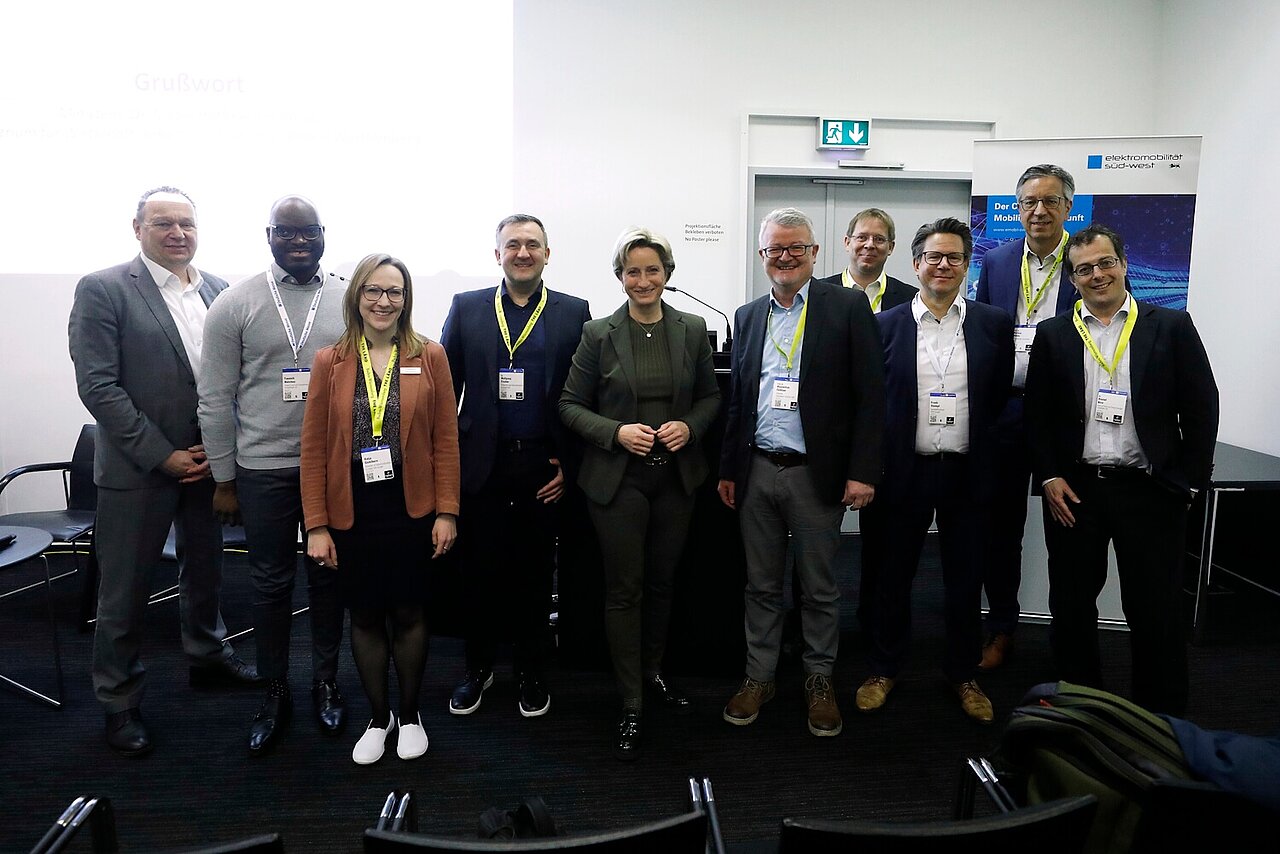 Gruppenfoto der Referenten des Batterietages mit der Wirtschaftsministerin (5.v.l.).