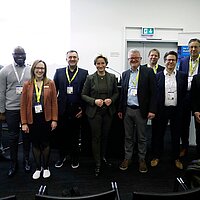Gruppenfoto der Referenten des Batterietages mit der Wirtschaftsministerin (5.v.l.).