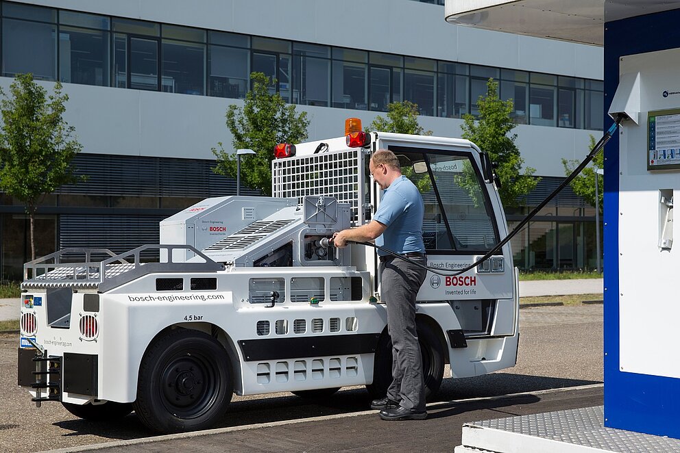 Ein elektrifizierter Gepäckschlepper an einer Ladestation.