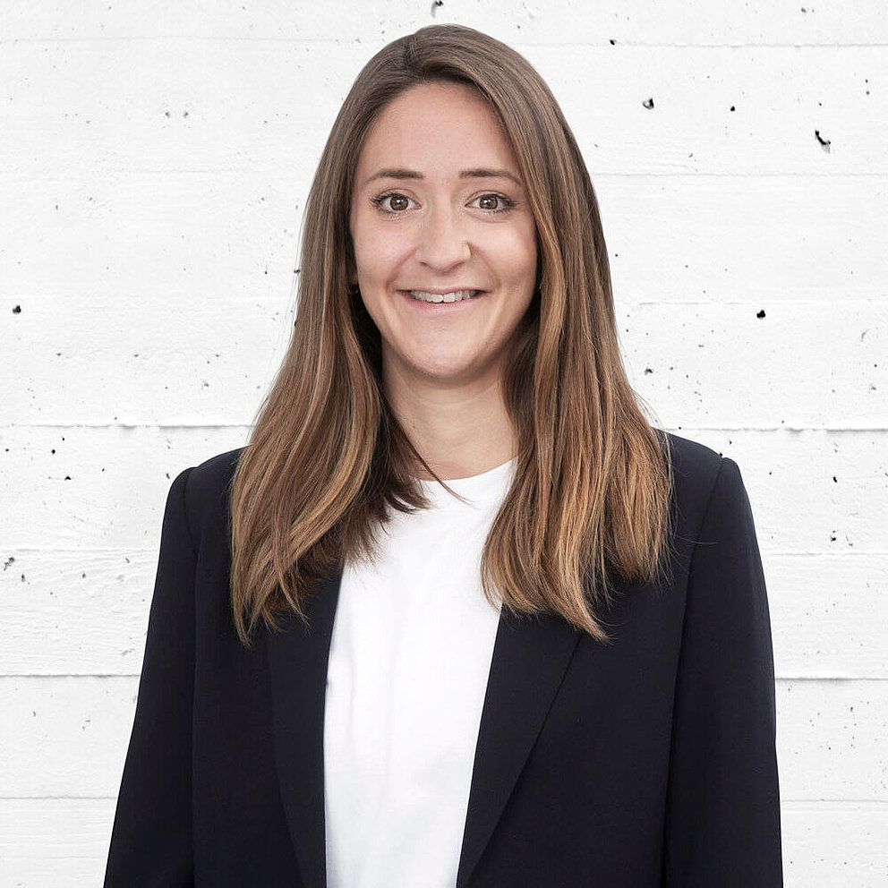 Portrait von Lena Müller, Mitarbeiterin bei e-mobil BW.