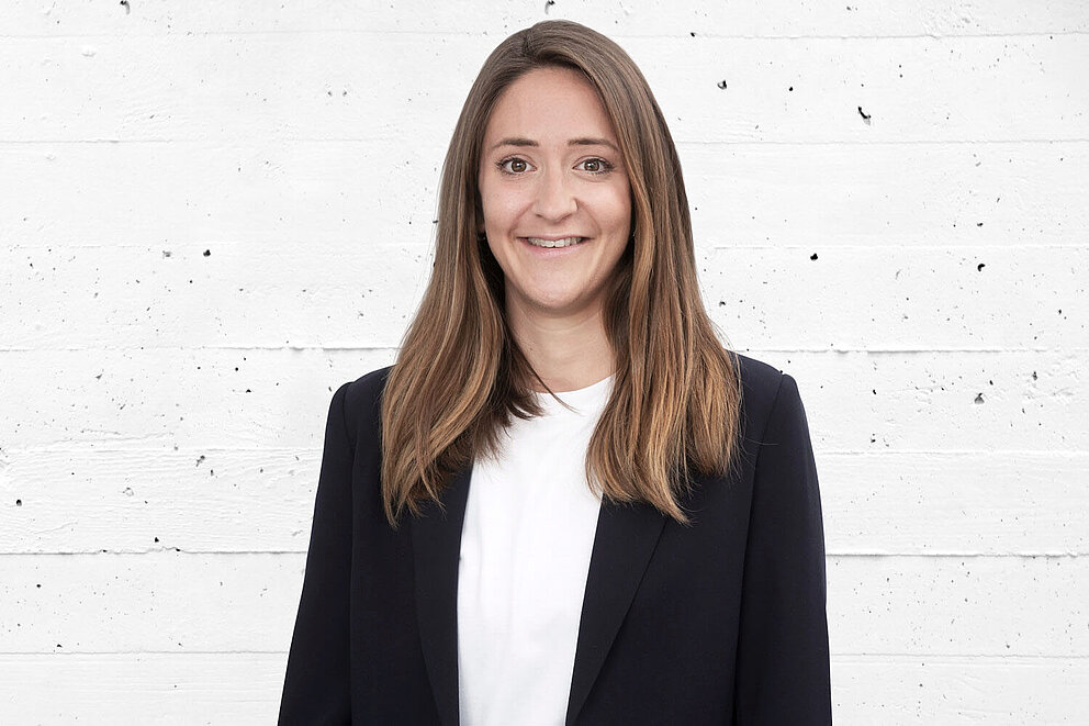 Portrait von Lena Müller, Mitarbeiterin bei e-mobil BW.