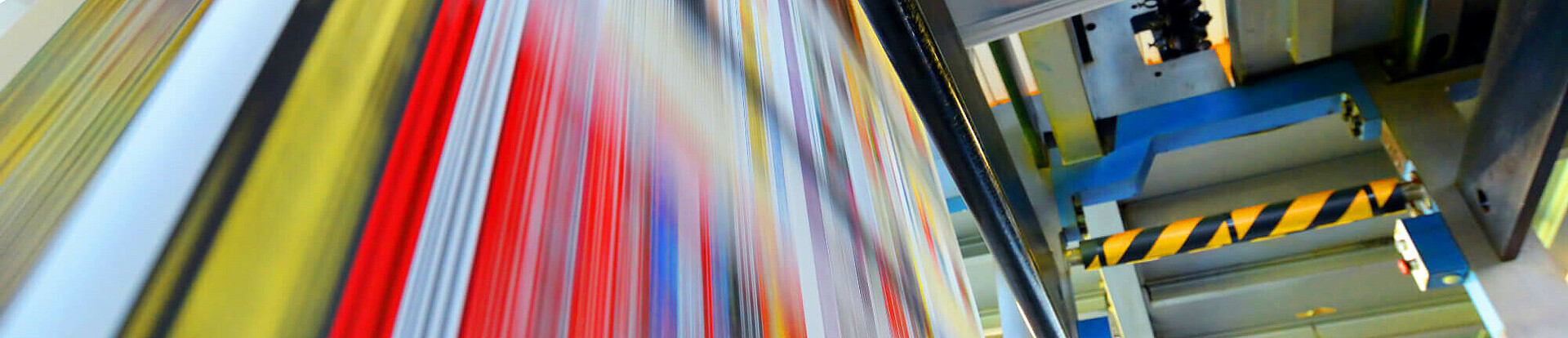 Druckpapier einer Zeitung läuft über eine Walze.