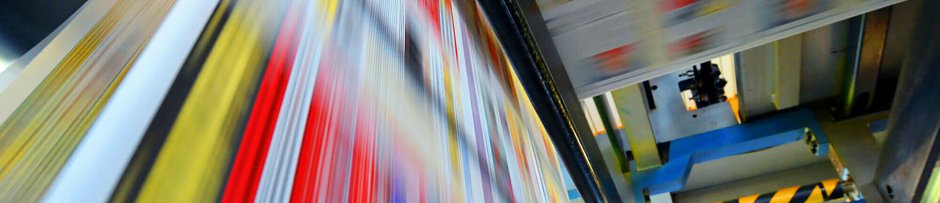 Druckpapier einer Zeitung läuft über eine Walze.