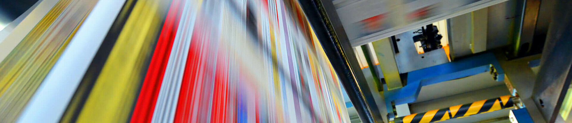 Druckpapier einer Zeitung läuft über eine Walze.