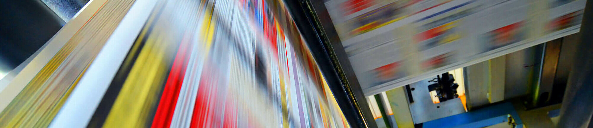 Druckpapier einer Zeitung läuft über eine Walze.