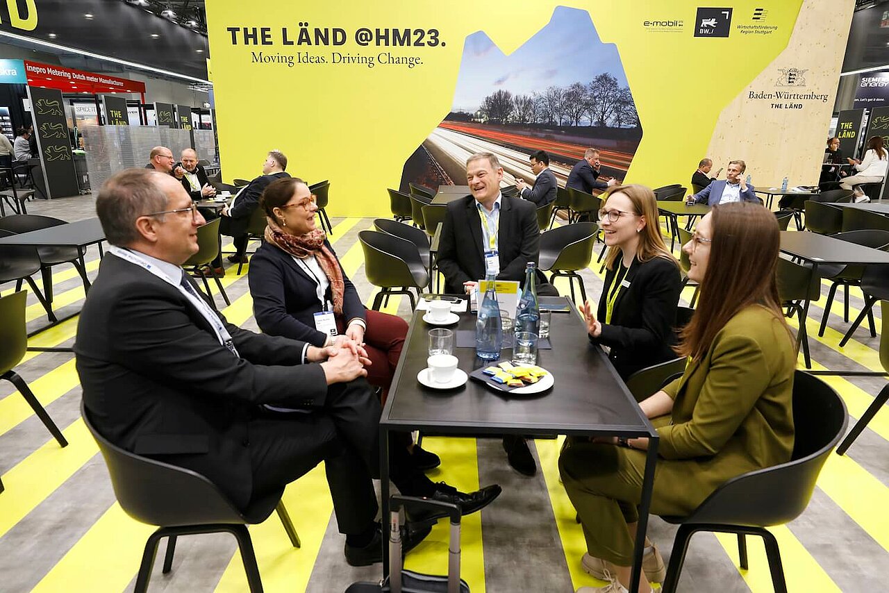 Mitarbeiter: innen des Clusters ESW mit Vertreter:innen aus Wirtschaft, Wissenschaft und Politik im Gespräch auf der Hannover Messe.