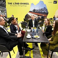 Mitarbeiter: innen des Clusters ESW mit Vertreter:innen aus Wirtschaft, Wissenschaft und Politik im Gespräch auf der Hannover Messe.