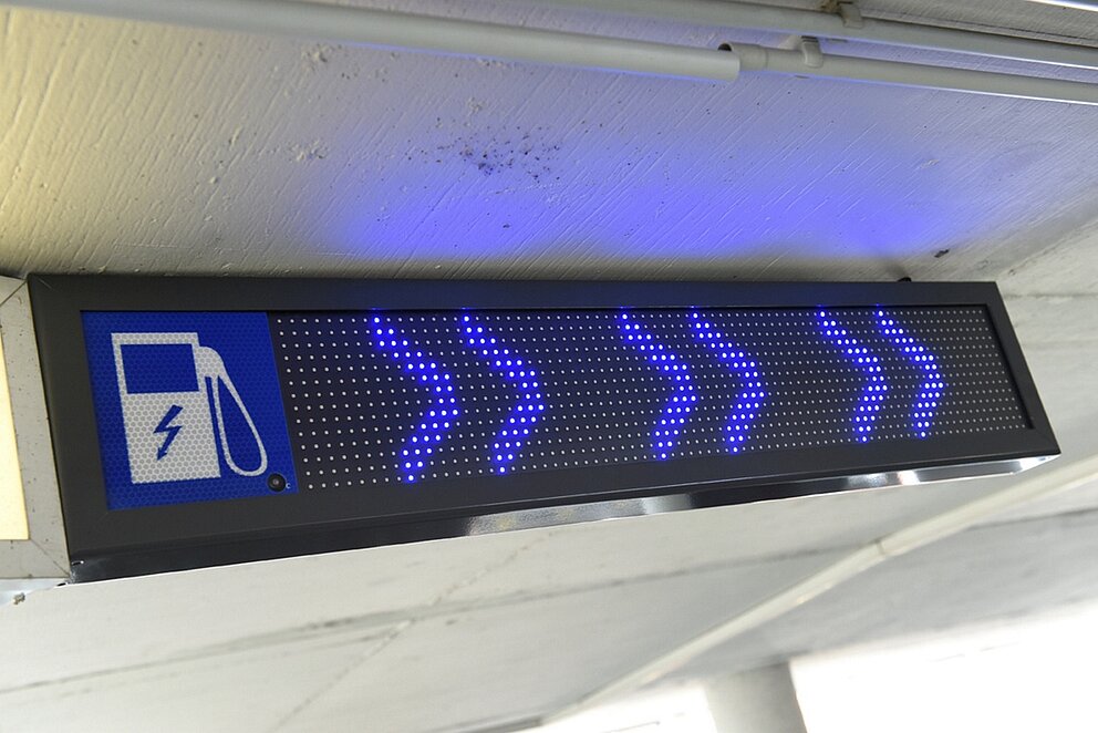 Display eines digitalen Parkleitsystems für E-Autos in einer Tiefgarage