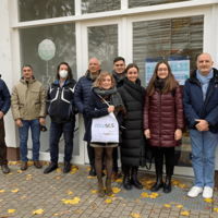 Gruppenfoto des französischen Clusters Pole SCS vor dem House of Living Labs (HOL) des FZI.