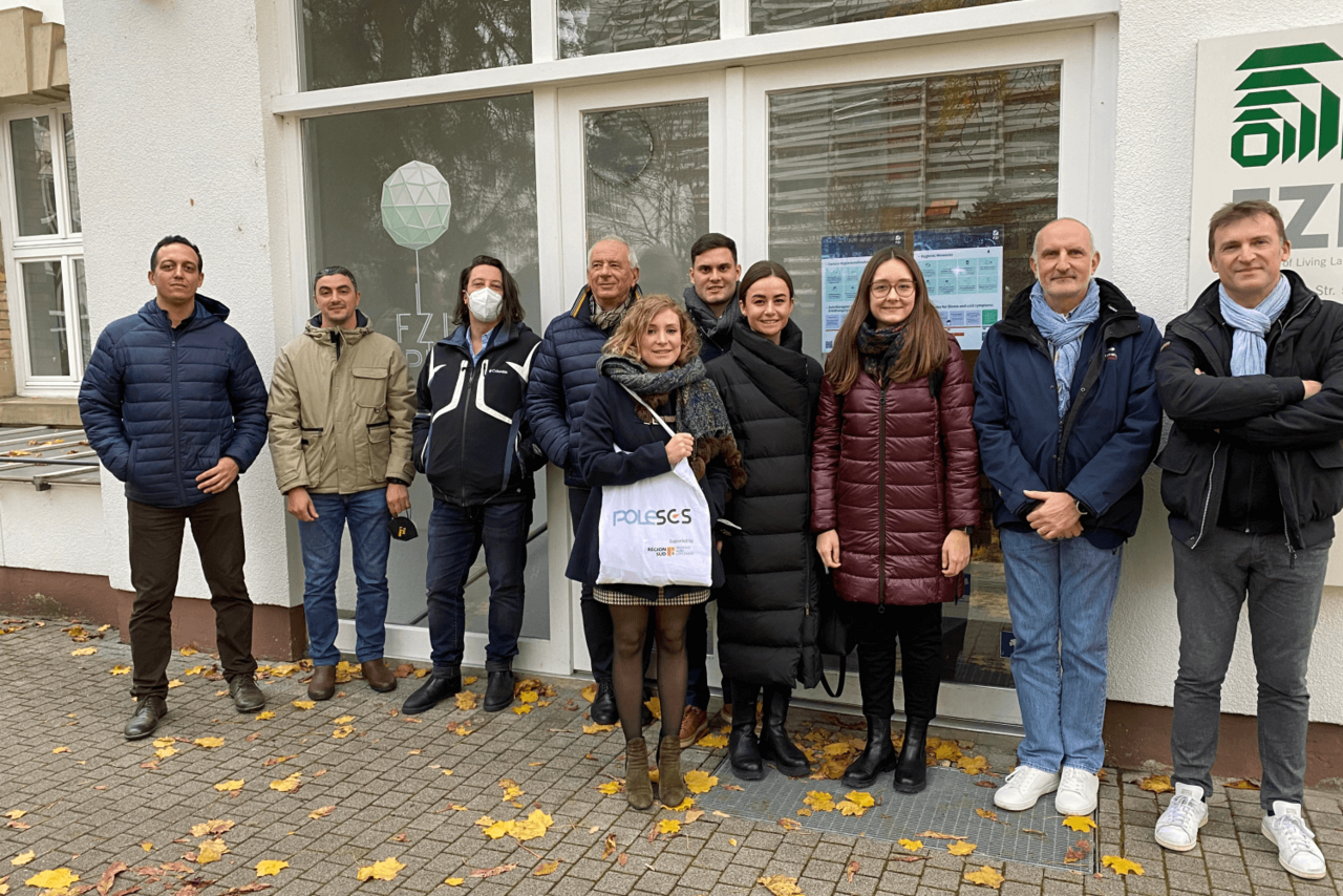 Gruppenfoto des französischen Clusters Pole SCS vor dem House of Living Labs (HOL) des FZI.