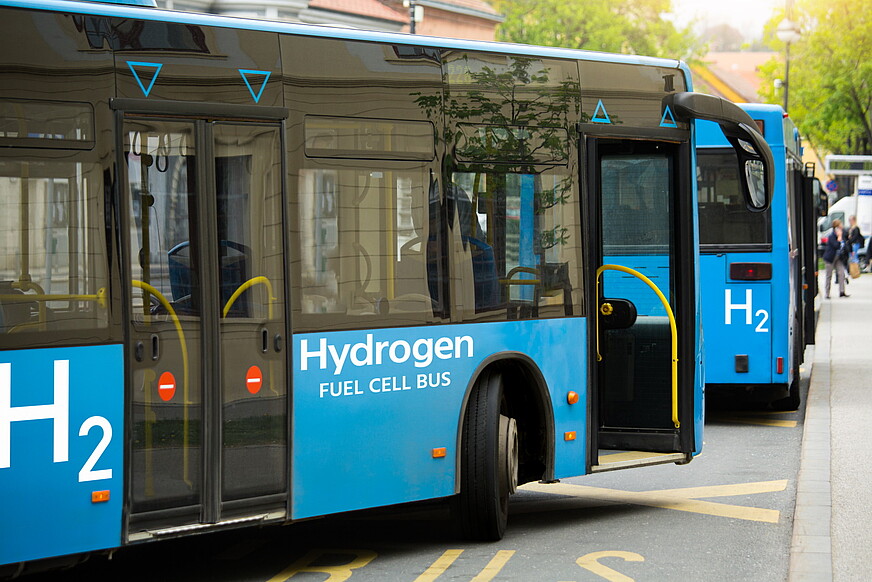 Ein ÖPNV-Bus mit Aufschrift "H2" und "Hydrogen Fuel Cell Bus".