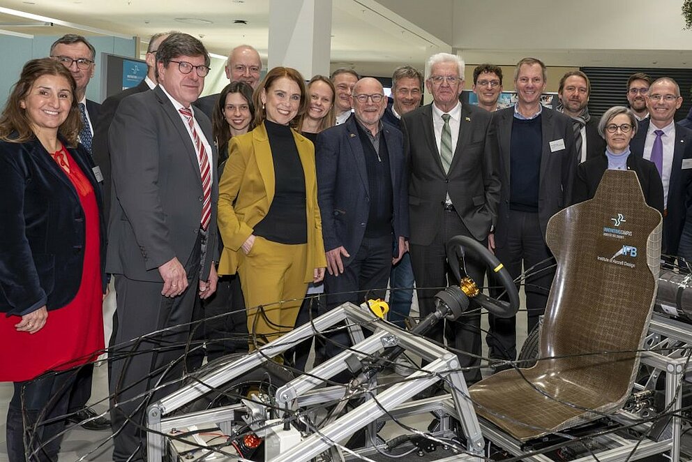 Prof. Nejila Parspour, Direktorin des Instituts für  Elektrische Energiewandlung, Universität Stuttgart; Prof. Thomas Hirth, Vizepräsident Transfer und Internationales des KIT; Wissenschaftsministerin Petra Olschowski; Verkehrsminister Winfried Hermann; Ministerpräsident Winfried Kretschmann; Prof. Oliver Kraft, in Vertretung des Präsidenten des KIT; Prof. Rose Marie Beck, designierte Rektorin der Hochschule Karlsruhe; Prof. Frank Artinger, Rektor der Hochschule Karlsruhe; Prof. Tobias Düser, Institut für Produktentwicklung, KIT, beim Gespräch zur Mobilität der Zukunft in Karlsruhe.