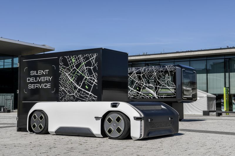 Das Foto zeigt ein autonomes, fahrerloses, elektrisches Fahrzeugkonzept U-Shift vor einem Gebäude.