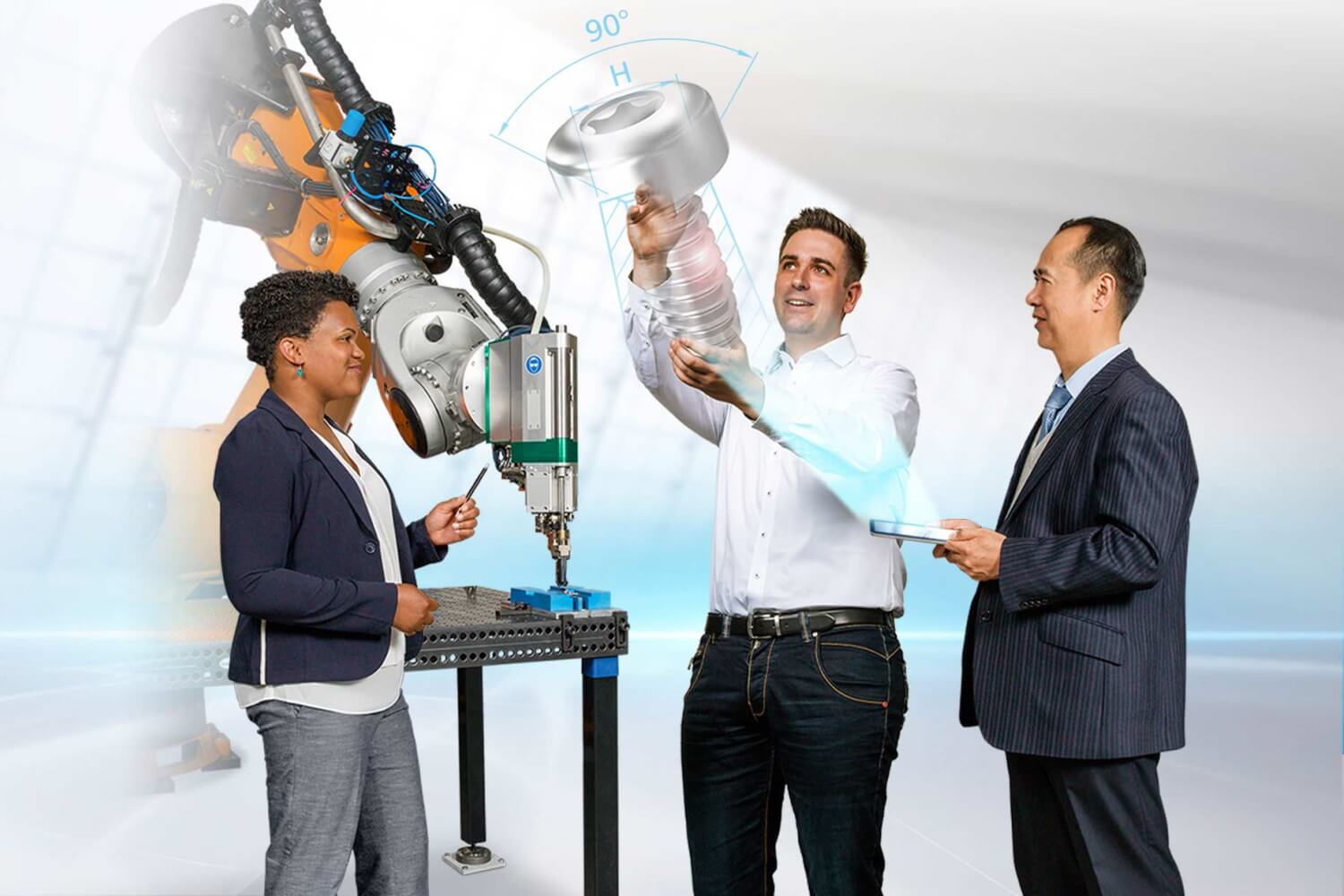 Drei Personen der Arnold Umformtechnik GmbH & Co. KG. Eine Person hält eine übergroße Schraube in der Hand und präsentiert sie den anderen Personen.