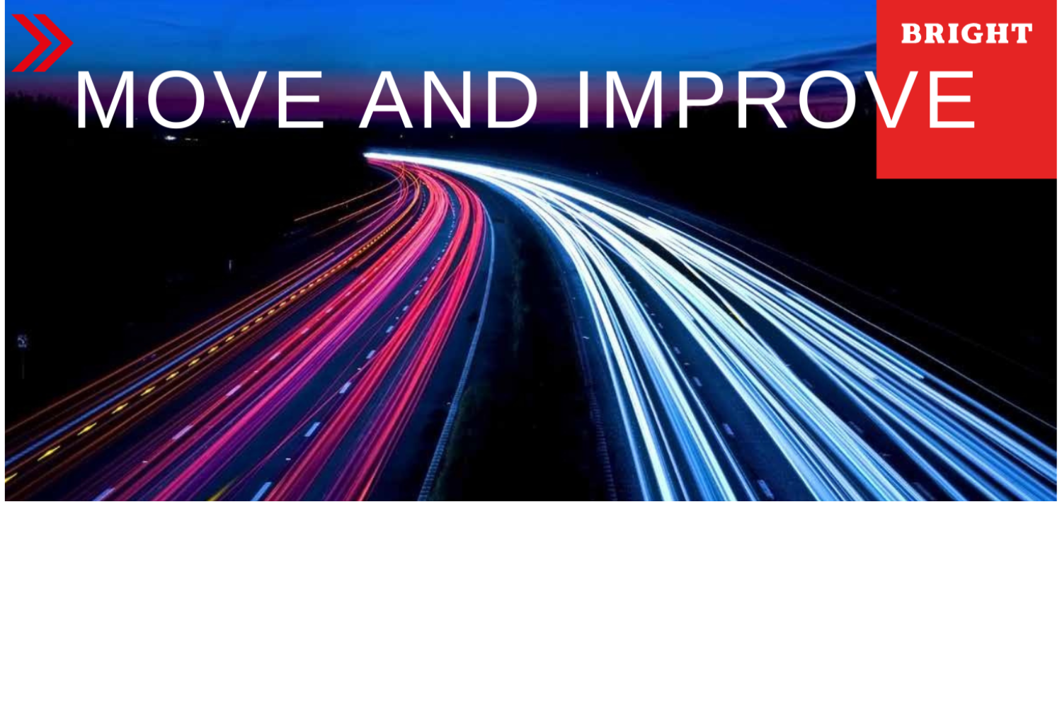 Langzeitaufnahme einer Autobahn bei Nacht mit roten und weißen Lichtspuren der Autos. Links oben steht der Schriftzug ‚Move and Improve‘, rechts oben befindet sich ein rotes Feld mit dem Wort ‚Bright‘