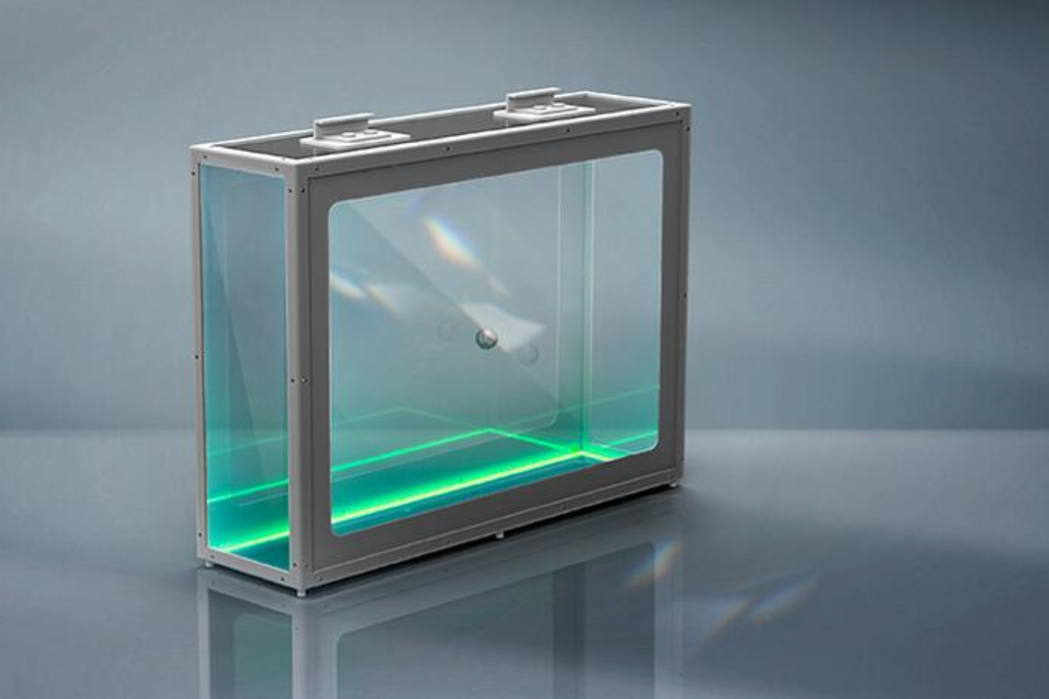 Das Bild zeigt eine dreidimensionale rechteckige Struktur, die wie ein transparenter Tank mit Metallecken und -befestigungen aussieht. Im Inneren des Tanks ist unten eine sichtbare Flüssigkeit zu sehen, die von unten beleuchtet wird und einen grünlichen Glanz erzeugt. 