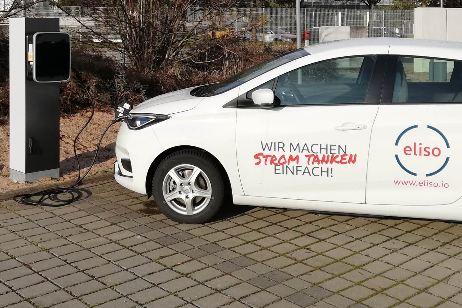 Ein Elektrofahrzeug der eliso GmbH beim Ladevorgang.