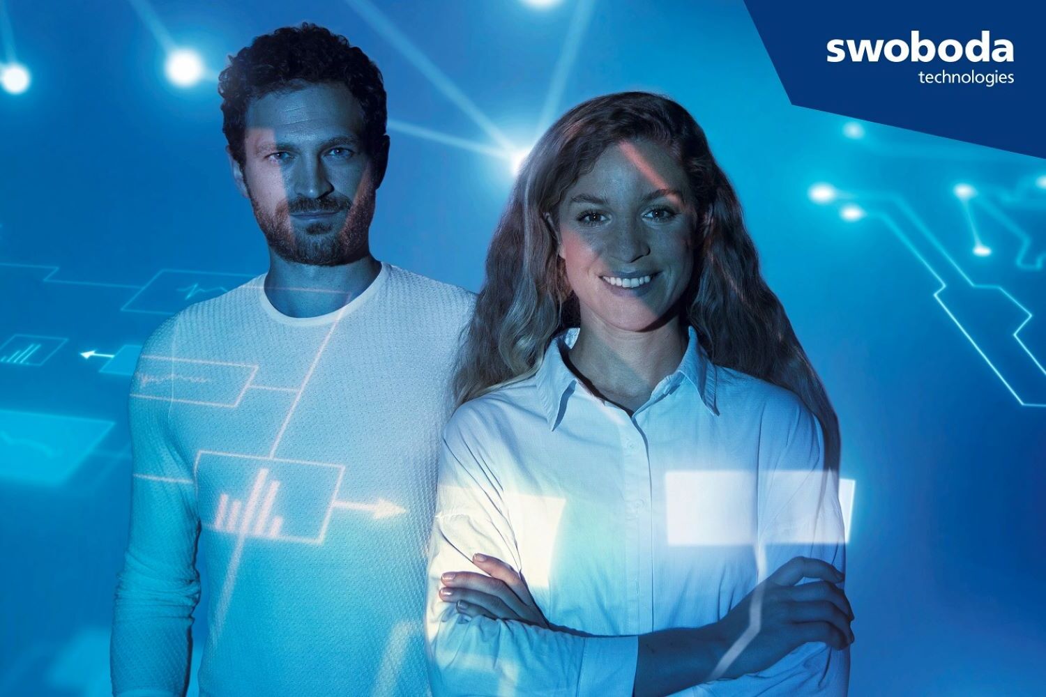 Das Bild zeigt zwei Personen, deren Gesichter durch graue Rechtecke verdeckt sind. Sie stehen vor einem Hintergrund mit digitalen Grafiken von Schaltplänen und dem Logo “swoboda technologies”.