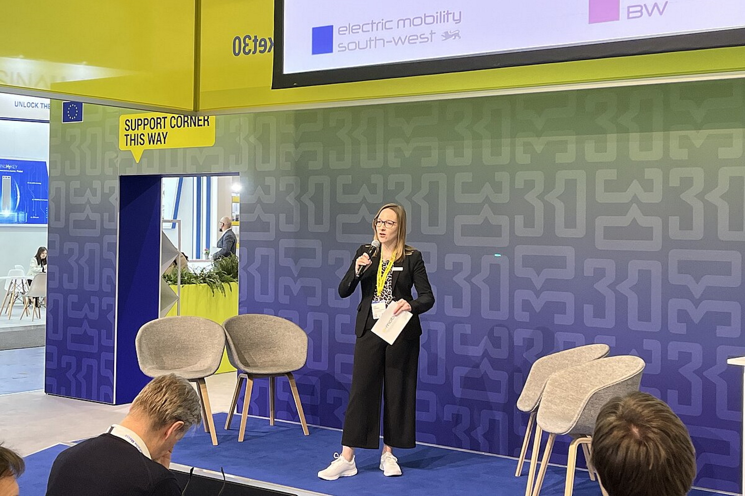 Katja Gicklhorn (e-mobil BW) hält einen Vortrag auf dem Podium.