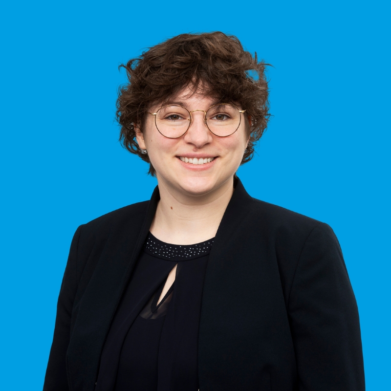 Porträt von Daniela Steppe vor einem blauem Hintergrund